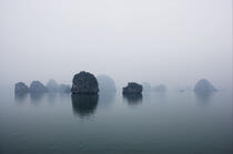 La Baie d'Along dans la brume. © Philip Plisson / Plisson La Trinité / AA12407 - Nos reportages photos - Site [Vietnam]