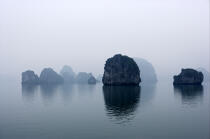 La Baie d'Along dans la brume. © Philip Plisson / Plisson La Trinité / AA12408 - Nos reportages photos - Vietnam