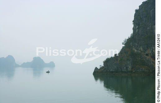 La Baie d'Along dans la brume. - © Philip Plisson / Plisson La Trinité / AA12410 - Nos reportages photos - Site [Vietnam]