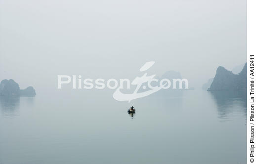 Une barque dans la brume de la baie d'Along - © Philip Plisson / Plisson La Trinité / AA12411 - Nos reportages photos - Baie d'Along