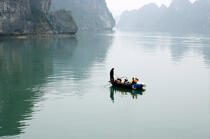 Une barque dans la brume de la baie d'Along © Philip Plisson / Plisson La Trinité / AA12412 - Nos reportages photos - Site [Vietnam]