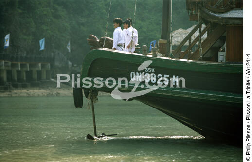 Sailors on the deck of a junk in Along. - © Philip Plisson / Plisson La Trinité / AA12414 - Photo Galleries - Site of interest [Vietnam]