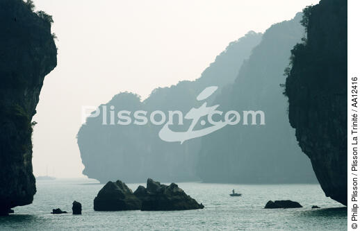 Cliffs of Along Bay. - © Philip Plisson / Plisson La Trinité / AA12416 - Photo Galleries - Backlit