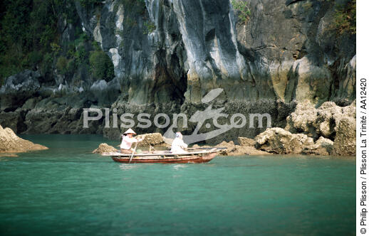 Jonque à rames dans la baie d'Along. - © Philip Plisson / Plisson La Trinité / AA12420 - Nos reportages photos - Site [Vietnam]