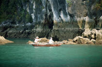 Jonque à rames dans la baie d'Along. © Philip Plisson / Plisson La Trinité / AA12420 - Nos reportages photos - Vietnam