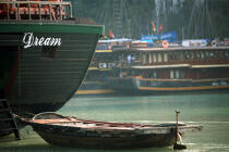 Tender to the bow of a junk in Along. © Philip Plisson / Plisson La Trinité / AA12422 - Photo Galleries - Along Bay, Vietnam