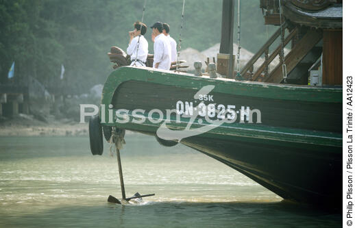 Trois marins sur le pont d'une jonque à Along. - © Philip Plisson / Plisson La Trinité / AA12423 - Nos reportages photos - Marin