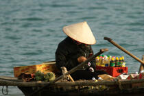 Commercant ambulant la baie d'Along. © Philip Plisson / Plisson La Trinité / AA12426 - Nos reportages photos - Vietnam