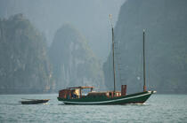 Mooring of a junk in Along Bay. © Philip Plisson / Plisson La Trinité / AA12428 - Photo Galleries - Vietnam