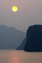 Coucher de soleil dans la baie d'Along © Philip Plisson / Plisson La Trinité / AA12433 - Nos reportages photos - Vietnam
