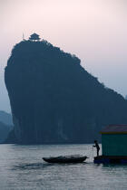 Amarrage d'une barque dans la baie d'Along © Philip Plisson / Plisson La Trinité / AA12434 - Nos reportages photos - Site [Vietnam]