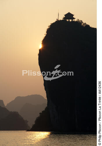 Ray of light behind a temple in front of a temple in Along Bay. - © Philip Plisson / Plisson La Trinité / AA12436 - Photo Galleries - Ha Long Bay