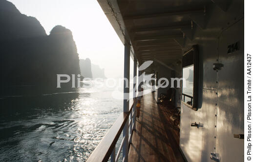 Gangway of the Emeraude in front of a temple in Along Bay. - © Philip Plisson / Plisson La Trinité / AA12437 - Photo Galleries - Along Bay, Vietnam