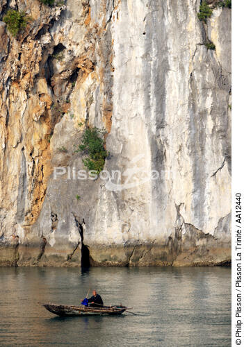 Old man in a boat in Along Bay. - © Philip Plisson / Plisson La Trinité / AA12440 - Photo Galleries - Ha Long Bay