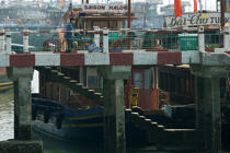 Bridge in the port of Along. © Philip Plisson / Plisson La Trinité / AA12444 - Photo Galleries - Town [Vietnam]