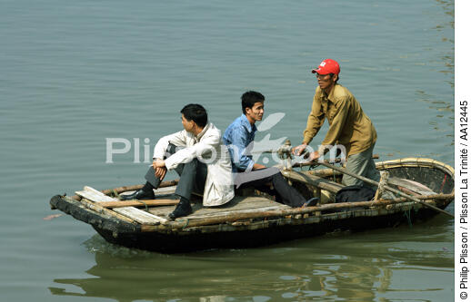 Trois hommes dans un barque dans le port d'Along. - © Philip Plisson / Plisson La Trinité / AA12445 - Nos reportages photos - Vietnam