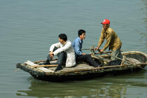 Three men in a boat in the port of Along. © Philip Plisson / Plisson La Trinité / AA12445 - Photo Galleries - Town [Vietnam]