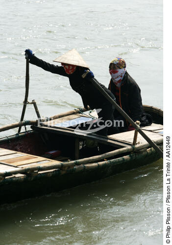 Deux femmes dans une barque dans la baie d'Along. - © Philip Plisson / Plisson La Trinité / AA12449 - Nos reportages photos - Femme
