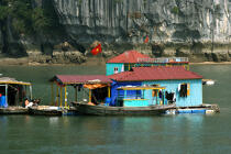 Habitation dans la baie d'Along. © Philip Plisson / Plisson La Trinité / AA12452 - Nos reportages photos - Site [Vietnam]
