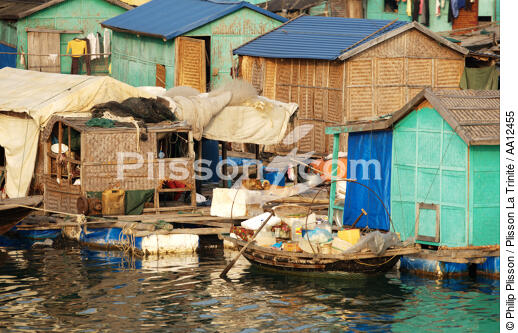Village de pêcheurs dans la baie d'Along. - © Philip Plisson / Plisson La Trinité / AA12455 - Nos reportages photos - Maison flottante