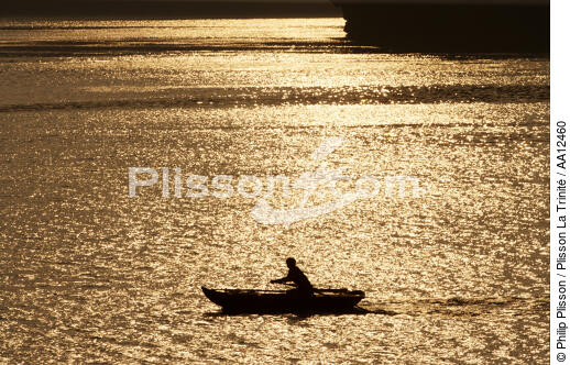 Barque dans la baie d'Along. - © Philip Plisson / Plisson La Trinité / AA12460 - Nos reportages photos - Coucher de soleil
