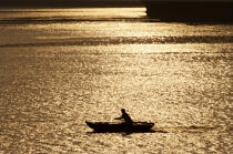 Boat in Along Bay. © Philip Plisson / Plisson La Trinité / AA12460 - Photo Galleries - Backlit