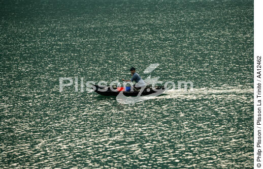 Barque dans la baie d'Along. - © Philip Plisson / Plisson La Trinité / AA12462 - Nos reportages photos - Homme