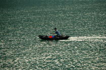 Barque dans la baie d'Along. © Philip Plisson / Plisson La Trinité / AA12462 - Nos reportages photos - Site [Vietnam]