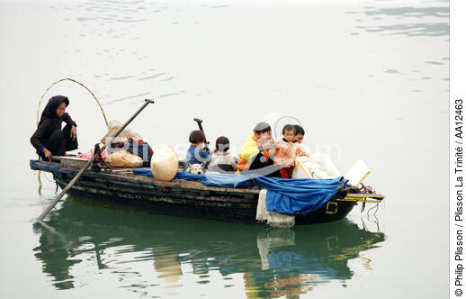 Une vieille femme et sa famille dans une barque dans la baie d'Along. - © Philip Plisson / Plisson La Trinité / AA12463 - Nos reportages photos - Femme