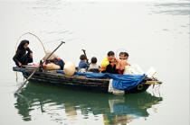 Une vieille femme et sa famille dans une barque dans la baie d'Along. © Philip Plisson / Plisson La Trinité / AA12463 - Nos reportages photos - Vietnam