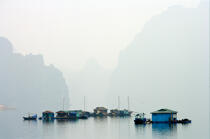 Un village dans la brume de la baie d'Along. © Philip Plisson / Plisson La Trinité / AA12465 - Nos reportages photos - Vietnam
