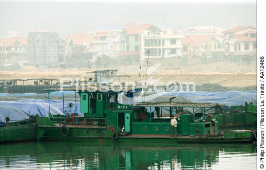 Barges in the port of Along. - © Philip Plisson / Plisson La Trinité / AA12466 - Photo Galleries - Vietnam