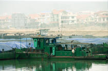 Barges in the port of Along. © Philip Plisson / Plisson La Trinité / AA12466 - Photo Galleries - Town [Vietnam]