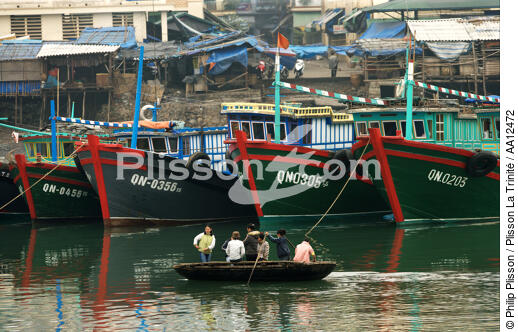 Barque devant l'étrave de bateaux de pêche dans le port d'Along. - © Philip Plisson / Plisson La Trinité / AA12472 - Nos reportages photos - Etrave