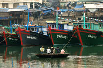Barque devant l'étrave de bateaux de pêche dans le port d'Along. © Philip Plisson / Plisson La Trinité / AA12472 - Nos reportages photos - Vietnam