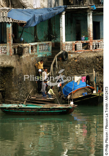 Famille embarquant dans le port d'Along. - © Philip Plisson / Plisson La Trinité / AA12473 - Nos reportages photos - Femme