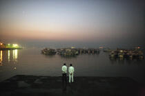 Sur le port de Bombay. © Philip Plisson / Plisson La Trinité / AA12495 - Nos reportages photos - Moment de la journée