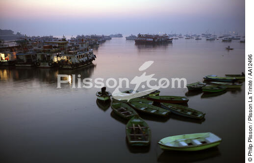 On the port of Bombay. - © Philip Plisson / Plisson La Trinité / AA12496 - Photo Galleries - Dusk