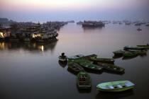 Sur le port de Bombay. © Philip Plisson / Plisson La Trinité / AA12496 - Nos reportages photos - Crépuscule
