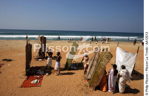 Offrandes sur la plage de Varkala. - © Philip Plisson / Plisson La Trinité / AA12513 - Nos reportages photos - Culte