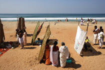 Offrandes sur la plage de Varkala. © Philip Plisson / Plisson La Trinité / AA12514 - Nos reportages photos - La petite pêche au Kerala, Inde du sud