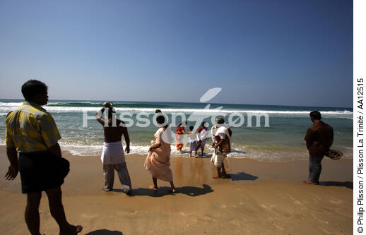 Offrandes sur la plage de Varkala. - © Philip Plisson / Plisson La Trinité / AA12515 - Nos reportages photos - Inde