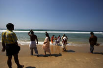 Offrandes sur la plage de Varkala. © Philip Plisson / Plisson La Trinité / AA12515 - Nos reportages photos - Culte