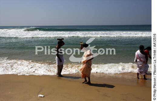 Offrandes sur la plage de Varkala. - © Philip Plisson / Plisson La Trinité / AA12516 - Nos reportages photos - Culte