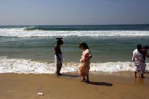 Offrandes sur la plage de Varkala. © Philip Plisson / Plisson La Trinité / AA12516 - Nos reportages photos - Etats [Inde]
