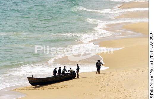 Sur la plage de Vilinjam. - © Philip Plisson / Plisson La Trinité / AA12518 - Nos reportages photos - Plage
