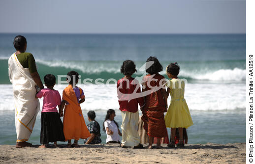 Offerings on the beach of Varkala. - © Philip Plisson / Plisson La Trinité / AA12519 - Photo Galleries - Woman
