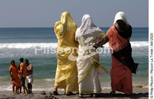 Offrandes sur la plage de Varkala. - © Philip Plisson / Plisson La Trinité / AA12520 - Nos reportages photos - Culte