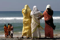 Offrandes sur la plage de Varkala. © Philip Plisson / Plisson La Trinité / AA12520 - Nos reportages photos - Femme