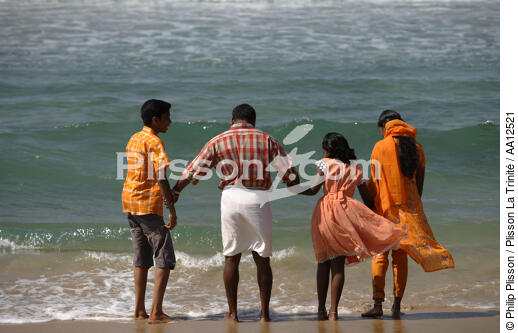 Offrandes sur la plage de Varkala. - © Philip Plisson / Plisson La Trinité / AA12521 - Nos reportages photos - Homme